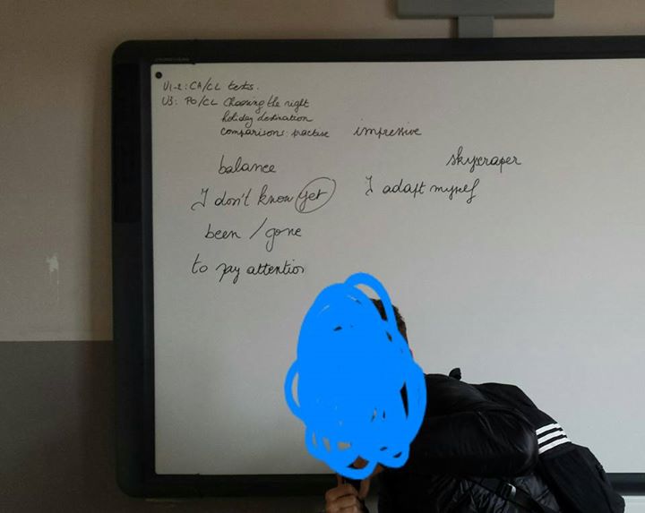 Quand ta prof écrit avec un marqueur noir sur le nouveau tableau intéractif de la classe.. 