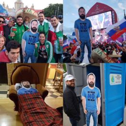 Un groupe de supporters mexicains est venu en Russie avec une photo en carton de leur ami qui n'a pas pu les accompagner, sa femme refusant de le laisser partir