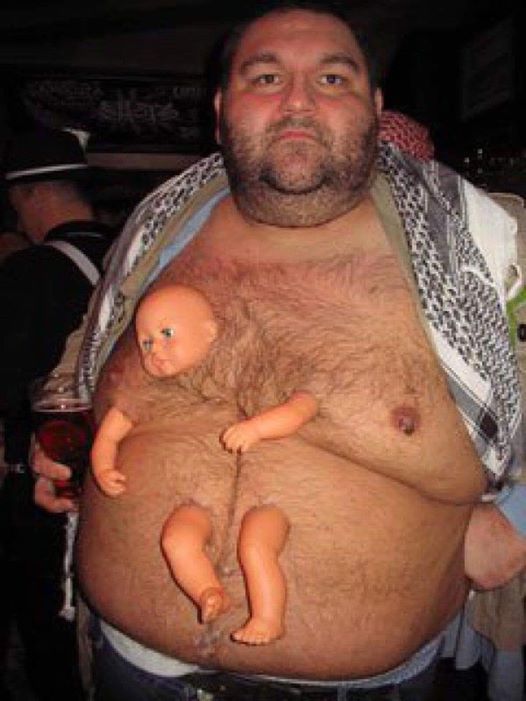 L'homme qui allaite son bébé