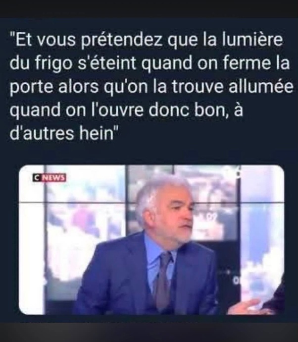 Homme aux cheveux gris en costume bleu et cravate grise dans un studio de télévision C News, avec un grand texte au-dessus : Et vous prétendez que la lumière du frigo s'éteint quand on ferme la porte alors qu'on la trouve allumée quand on l'ouvre donc bon, à d'autres hein