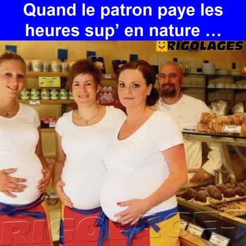 Trois femmes enceintes vêtues de t-shirts blancs et tabliers colorés devant un comptoir de boulangerie rempli de gâteaux et viennoiseries. Un homme en uniforme de chef est en arrière-plan. Texte en haut : Quand le patron paye les heures sup' en nature ... Logo Rigolages.