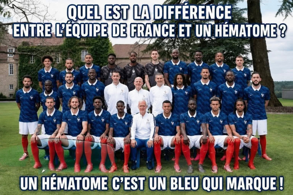 Photo de l'équipe de France de football en maillots bleus posant en groupe sur un terrain vert avec un bâtiment en arrière-plan. Quelques personnes en tenue blanche.
