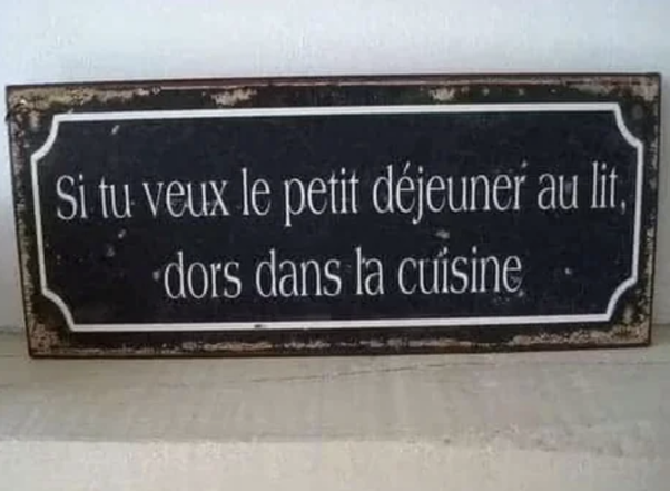 Pancarte avec le texte : Si tu veux le petit déjeuner au lit, dors dans la cuisine