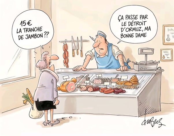 Dessin d'une femme âgée face à un boucher en tablier bleu derrière un comptoir de charcuterie. Bulle cliente : '15 € LA TRANCHE DE JAMBON ??'. Bulle boucher : 'ÇA PASSE PAR LE DÉTROIT D'ORMUZ, MA BONNE DAME'. Jambon, saucisses et pains sur le comptoir.