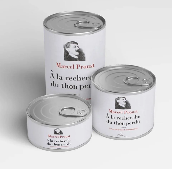 Trois boîtes de conserve de thon avec les étiquettes Marcel Proust et À la recherche du thon perdu, incluant le portrait de l'auteur.