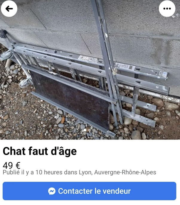 Structures métalliques posées au sol sur un terrain caillouteux contre un mur en blocs de béton.