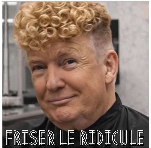 Donald Trump avec une permanente blonde bouclée volumineuse sur le dessus, côtés rasés, chemise noire et le texte 'FRISER LE RIDICULE' en bas de l'image.
