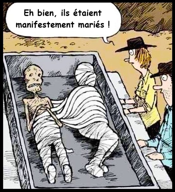 Dessin humoristique d'un squelette et d'une momie bandée dans un cercueil, deux observateurs en chapeau, avec la bulle 'Eh bien, ils étaient manifestement mariés !'.