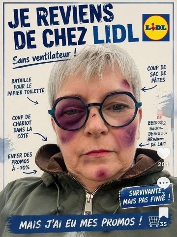 Femme aux cheveux gris courts, lunettes à monture bleue, visage marqué de bleus et ecchymoses, portant un blouson vert, devant une affiche parodiant une publicité Lidl avec textes et flèches indiquant des blessures de shopping comme coup de chariot et bataille pour le papier toilette.