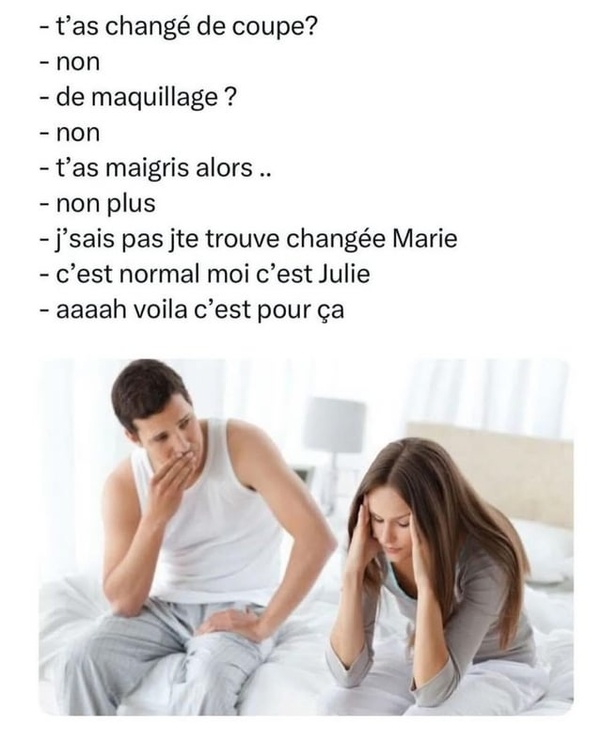 Homme en débardeur blanc et femme aux cheveux longs en chemise grise assis sur un lit blanc, l'homme se touche le menton et la femme se tient la tête, avec dialogue texte en français au-dessus.