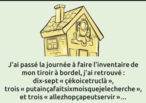 Dessin cartoon d'une maison jaune avec une personne à la fenêtre et un texte en français sur l'inventaire du tiroir à bordel.