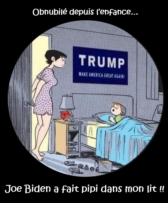 Cartoon d'une femme en robe de nuit à pois debout à la porte d'une chambre regardant un jeune garçon effrayé dans un lit avec couverture bleue. Au mur, un panneau 'TRUMP MAKE AMERICA GREAT AGAIN!'. Texte en haut : Obnubilé depuis l'enfance.... Texte en bas : Joe Biden a fait pipi dans mon lit !!