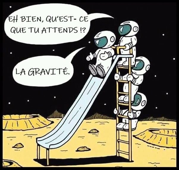 Image cartoon d'astronautes sur la lune avec un toboggan. Un astronaute glisse sur le toboggan bleu clair tandis que deux autres astronautes sont sur une échelle jaune. Bulles de dialogue : 'EH BIEN, QU'EST- CE QUE TU ATTENDS !?' et 'LA GRAVITÉ.'. Fond noir étoilé, sol jaune.