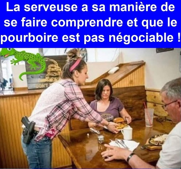 Serveuse avec un pistolet visible dans son holster, penchée sur une table de restaurant où des clients mangent des hamburgers.