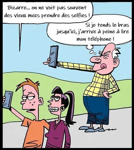 Bande dessinée d'un vieil homme chauve en chemise à carreaux tenant un smartphone à bout de bras pour un selfie, avec un jeune homme et une femme tenant des téléphones et des bulles de texte en français.