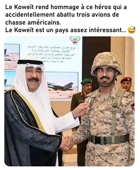Dignitaire koweïtien en tenue traditionnelle serrant la main d'un soldat en uniforme de camouflage koweïtien lors d'une cérémonie militaire, avec un écran affichant du texte arabe et un avion en fond.
