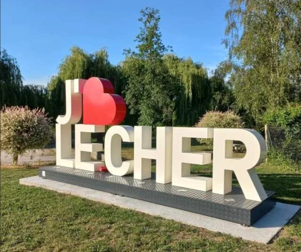 Le panneau géant J'aime Lécher qui attire tous les regards
