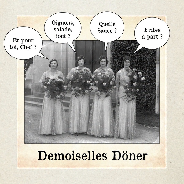 Photo en noir et blanc de quatre femmes en robes longues sequinées tenant des bouquets de fleurs. Bulles de dialogue en français et texte Demoiselles Döner.