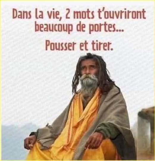 Photo d'un homme âgé avec une longue barbe grise et des cheveux longs, vêtu d'une robe orange et d'un châle gris, assis avec un texte superposé en français au-dessus.