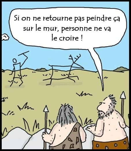 Deux hommes des cavernes barbus et chevelus, en tuniques et jupes de peau, armés de lances, assis dans une plaine herbeuse préhistorique devant des esquisses primitives au sol, une bulle de dialogue en français flottant au-dessus.