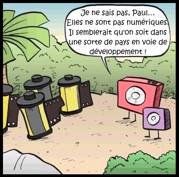 Dessin animé d'iPods avec jambes à côté de bobines de film photo sur un sol tropical, bulle de dialogue en français au dessus.