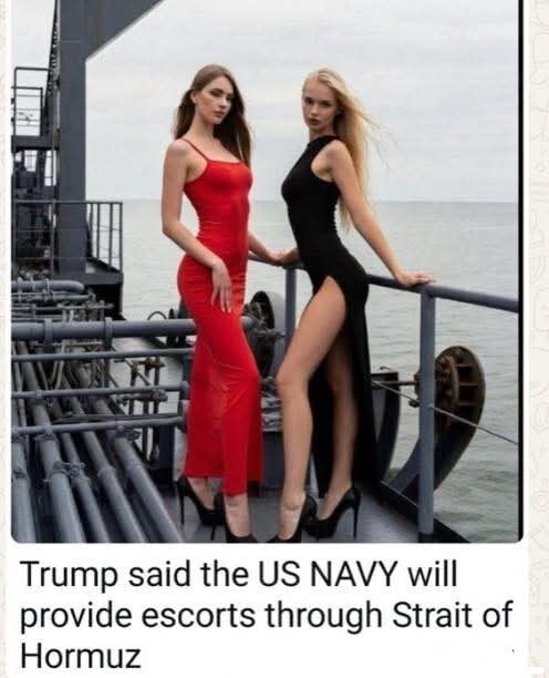 Deux femmes en robes moulantes rouge et noire posant sur le pont d'un grand navire en mer, avec des équipements métalliques et la mer à l'horizon.