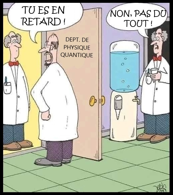 Bande dessinée montrant trois hommes en blouses blanches. Un physicien chauve avec moustache devant la porte 'DEPT. DE PHYSIQUE QUANTIQUE'. À gauche un homme en colère, à droite un autre avec tasse. Bulles : 'TU ES EN RETARD !' et 'NON, PAS DU TOUT !'.
