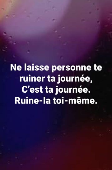 Texte blanc sur fond sombre avec gouttes de pluie : Ne laisse personne te ruiner ta journée, C'est ta journée. Ruine-la toi-même.