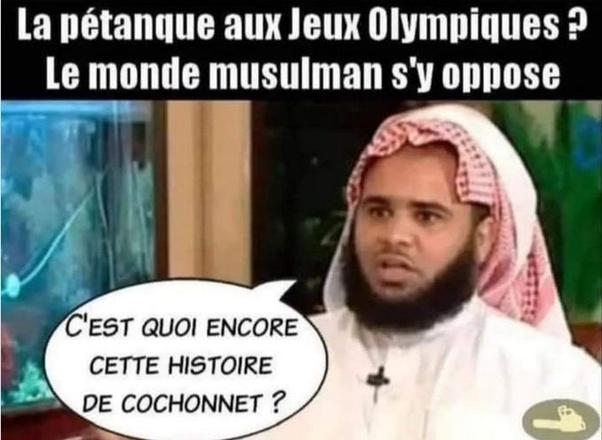 Homme barbu en robe blanche et keffiyeh rouge et blanc avec bulle 'C'est quoi encore cette histoire de cochonnet ?'. Texte en haut : 'La pétanque aux Jeux Olympiques ? Le monde musulman s'y oppose'.