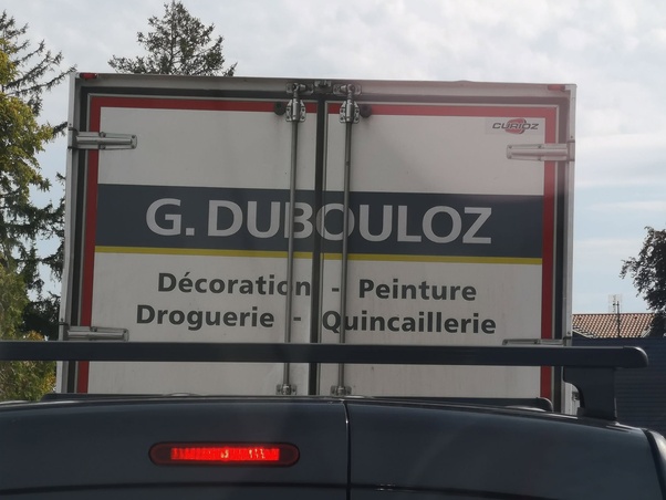 Arrière d'un camion blanc avec l'inscription G. DUBOULOZ, Décoration - Peinture, Droguerie - Quincaillerie