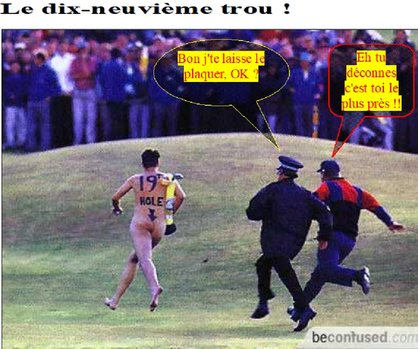 Un homme nu avec le numéro 19 et le mot HOLE sur le dos court sur un terrain de golf en tenant un sac de golf tandis que deux policiers le poursuivent. Des bulles de dialogue en français et une foule sont visibles en arrière-plan.