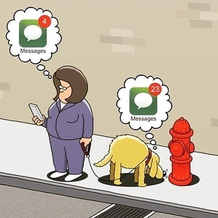 Dessin humoristique d'une femme en tenue violette tenant un smartphone avec 4 notifications WhatsApp et promenant un chien jaune en laisse près d'un hydrant rouge avec 23 notifications.