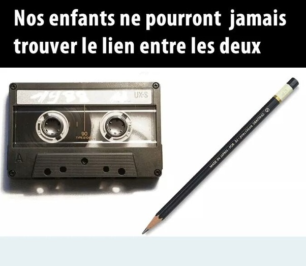 Cassette audio noire et crayon noir sur fond blanc avec texte en haut : Nos enfants ne pourront jamais trouver le lien entre les deux