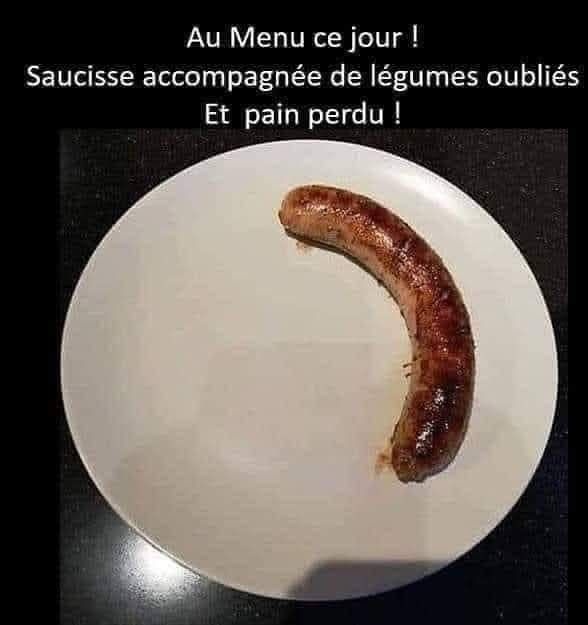 Saucisse grillée courbée seule au centre d'une assiette blanche vide sur fond sombre, texte menu au-dessus : Au Menu ce jour ! Saucisse accompagnée de légumes oubliés Et pain perdu !