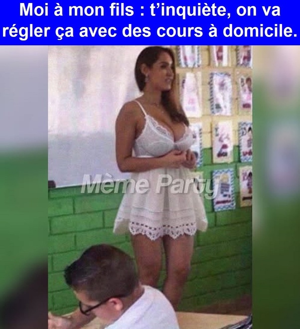 Une femme vêtue d'une lingerie blanche et d'une jupe courte dans une salle de classe avec un garçon à un bureau.