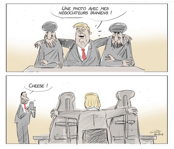 Bande dessinée en deux panneaux : en haut Donald Trump entouré de deux hommes barbus en costume avec la bulle 'Une photo avec mes négociateurs iraniens !' ; en bas vue de dos des deux hommes avec un grand portrait de Trump au milieu et un homme tenant un téléphone disant 'Cheese !'.