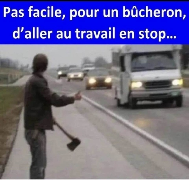 Un homme de profil sur le bord d'une route faisant du stop avec le pouce, tenant une hache dans la main gauche, des voitures et un van approchent sur la chaussée par temps gris.