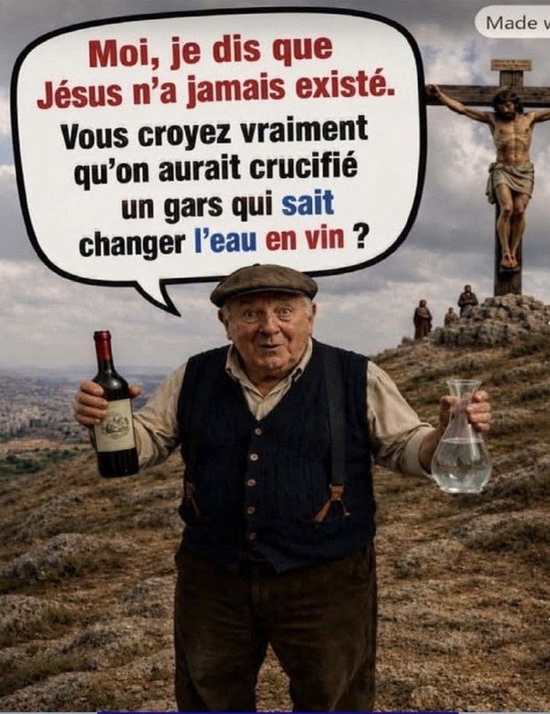 Un homme âgé portant une casquette plate et un gilet bleu tient une bouteille de vin dans la main gauche et une carafe remplie d'eau dans la main droite. En arrière-plan, une représentation de Jésus crucifié sur une croix au sommet d'une colline rocheuse avec un paysage de ville au loin.