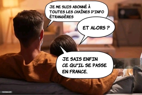 Un homme en pull orange aux cheveux courts et une personne aux cheveux bruns assis de dos sur un canapé dans un salon, regardant la télévision avec des bulles de dialogue en français.