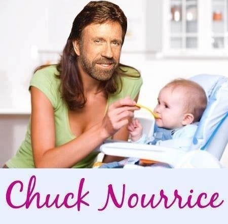 Homme à l'allure de Chuck Norris, cheveux longs bruns, barbe, t-shirt vert, nourrissant un bébé dans une chaise haute bleue avec une cuillère jaune. Texte en bas : Chuck Nourrice.