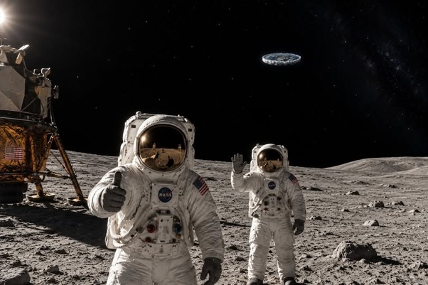 Deux astronautes en combinaison spatiale blanche sur le sol lunaire gris. L'astronaute au premier plan fait un signe de pouce en l'air. L'autre astronaute salue de la main. Un module lunaire avec le drapeau américain est visible à gauche. Une soucoupe volante flotte dans le ciel étoilé à droite.
