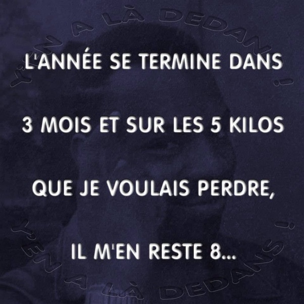Photo d'un homme souriant sur fond sombre avec texte blanc superposé : L'ANNÉE SE TERMINE DANS 3 MOIS ET SUR LES 5 KILOS QUE JE VOULAIS PERDRE, IL M'EN RESTE 8... et texte d'arrière-plan YEN A LÀ DEDANS !