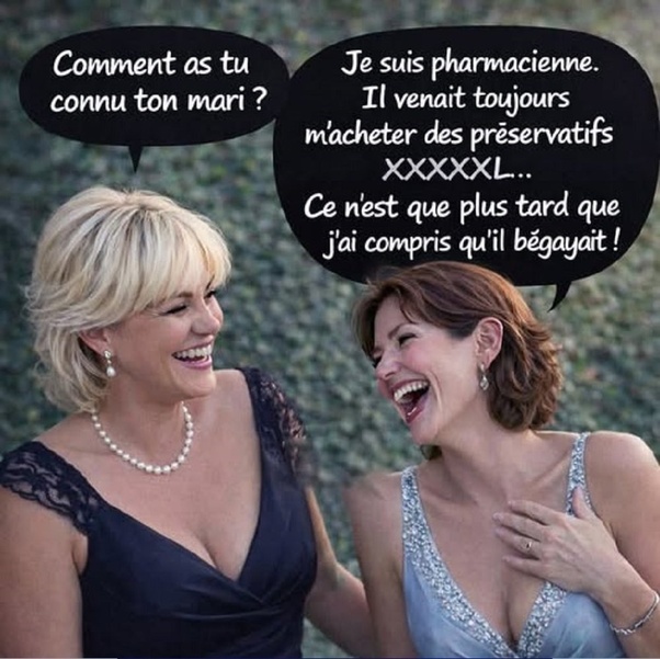 Deux femmes riant, l'une blonde en robe bleue foncée avec perles, l'autre brune en robe claire strassée, avec bulles de dialogue en français.