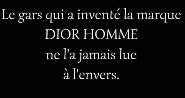 Fond noir avec texte blanc : Le gars qui a inventé la marque DIOR HOMME ne l'a jamais lue à l'envers.