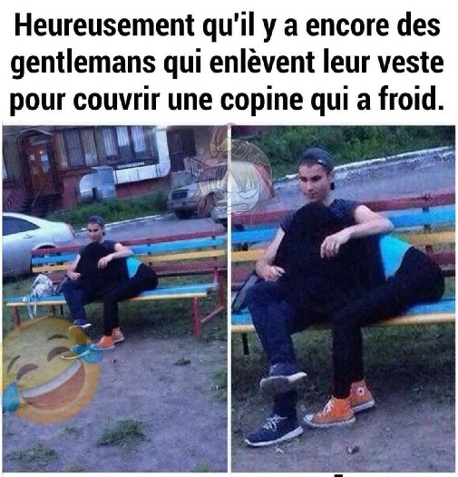 Photomontage divisé en deux images d'un jeune homme assis sur un banc aux couleurs vives. Sur la partie gauche, il est en t-shirt noir, une veste à ses côtés. Sur la partie droite, il porte une veste noire large et épaisse. Un texte français est superposé en haut et un emoji riant en bas à gauche.