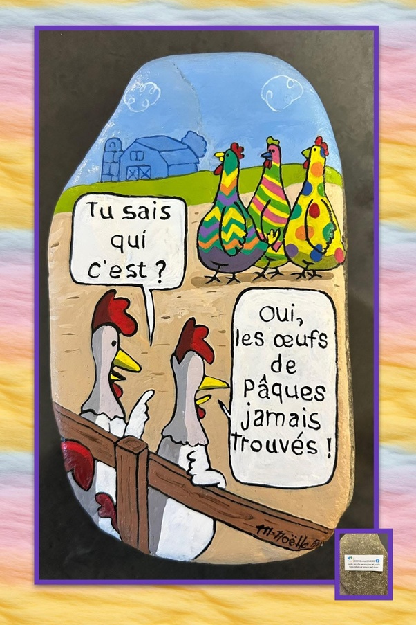 Peinture sur une pierre représentant deux poules blanches derrière une clôture et trois poules aux couleurs arc-en-ciel dans un champ rural avec une grange bleue en arrière-plan. Bulles de texte : « Tu sais qui c'est ? » et « Oui, les œufs de pâques jamais trouvés ! ».