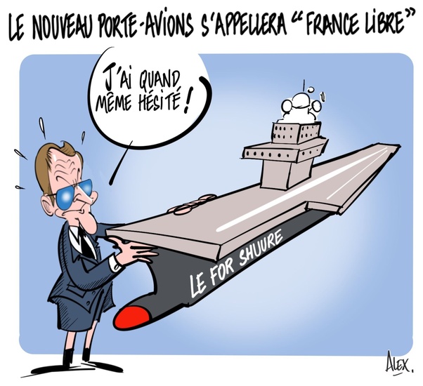 Caricature d'Emmanuel Macron en costume tenant un modèle de porte-avions marqué 'LE FOR SHUURE' avec bulle 'J'ai quand même hésité !' et titre 'LE NOUVEAU PORTE-AVIONS S'APPELLERA FRANCE LIBRE'.
