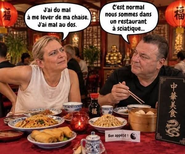 Femme blonde en débardeur blanc et homme en t-shirt noir assis à table dans un restaurant chinois. Table avec nouilles, nems et raviolis. La femme a une bulle sur le mal de dos, l'homme tient des baguettes. Lanternes rouges et statue de Bouddha en fond.