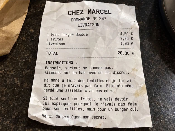Reçu froissé de Chez Marcel, commande numéro 247, avec menu burger double, frites, livraison et instructions manuscrites demandant de ne pas sonner et d'attendre en bas avec un sac discret.