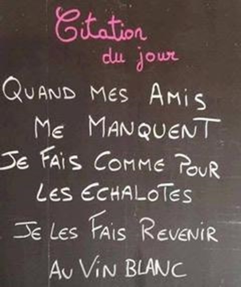 Tableau noir avec titre Citation du jour en rose et texte à la craie blanche : Quand mes Amis Me Manquent Je Fais Comme Pour Les Echalotes Je Les Fais Revenir Au Vin Blanc.